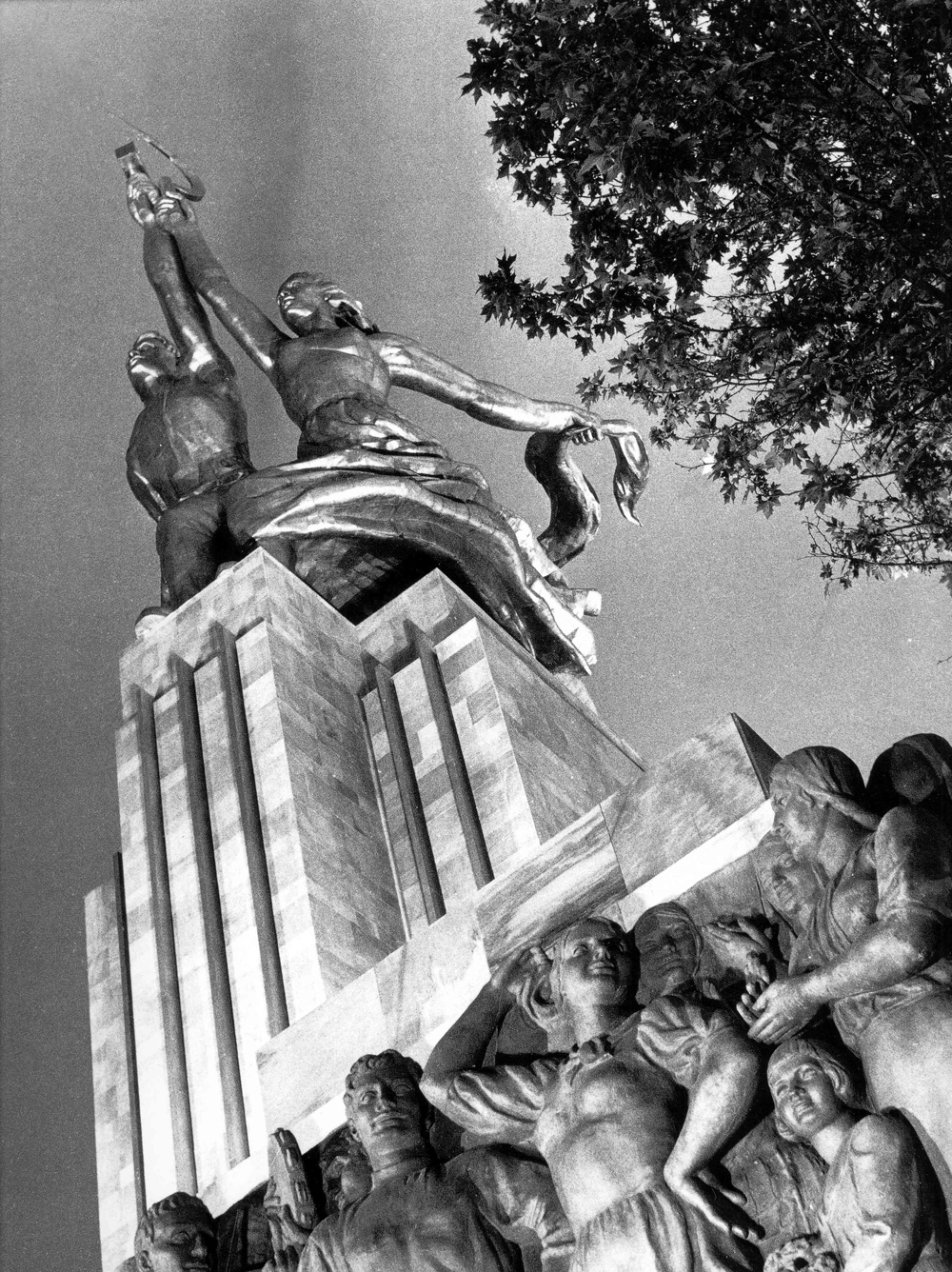 Павильон СССР на Всемирной выставке в Париже, 1937 год, скульптура Веры Мухиной.