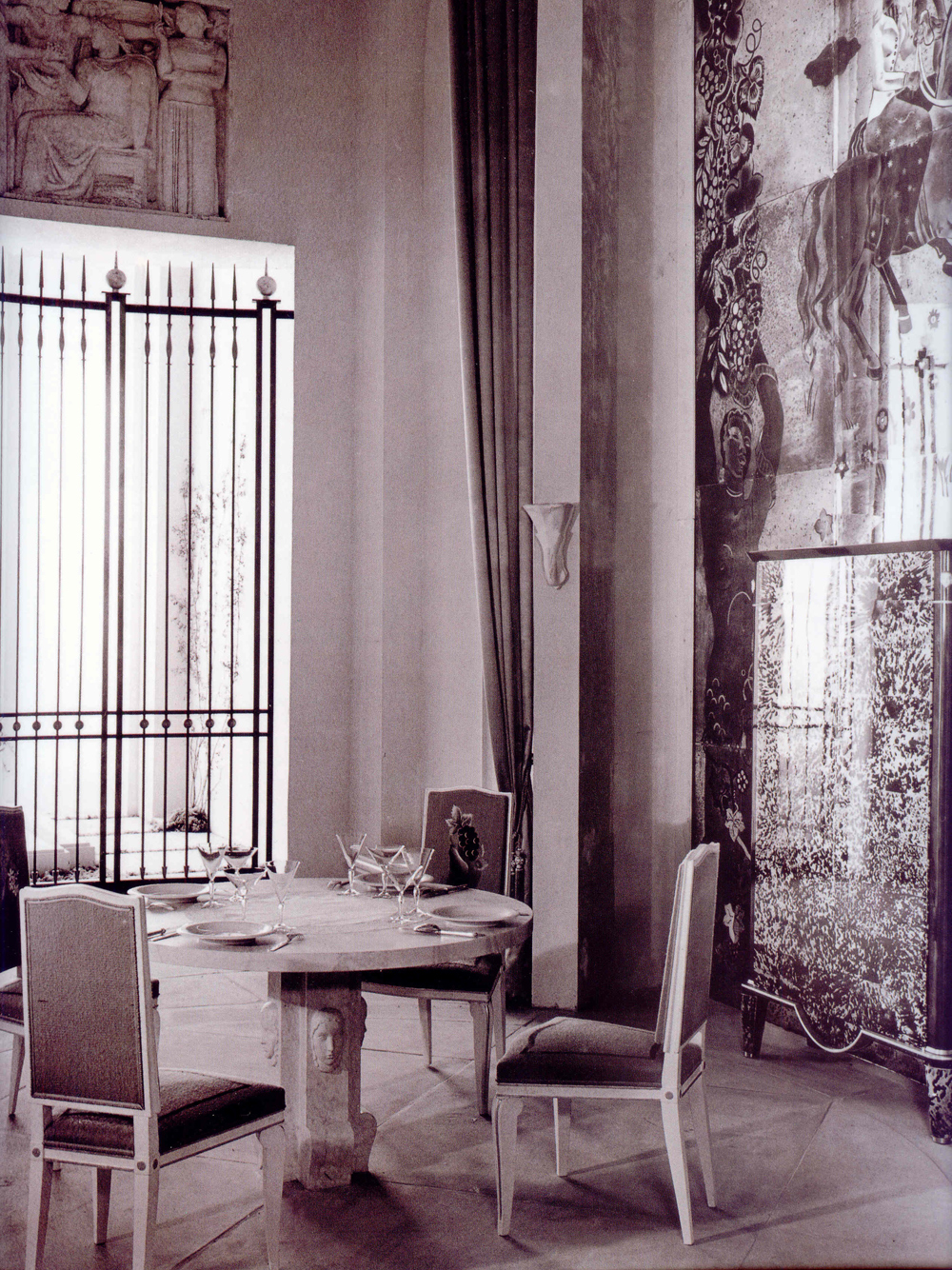 Андре Арбюс, столовая дома в Иль-де-Франс. Экспонировалась в павильоне «Общества художников-декораторов» на Всемирной выставке в Париже в 1937 году.